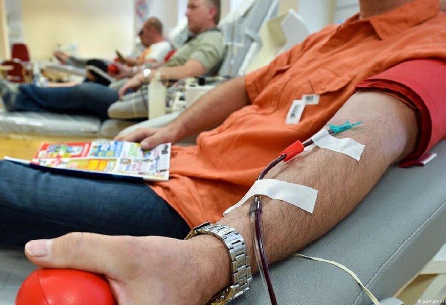 Донорство крови - украинцев призвали помочь больницам - фото 1