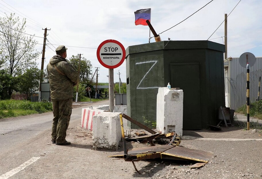 Окупанти тікають з України - на Луганщині черга 12 км на кордоні з Росією - фото 1