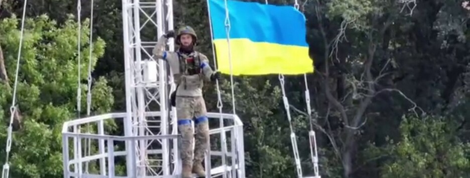 Над Чкаловським у Харківській області підняли прапор України – Зеленський (відео)