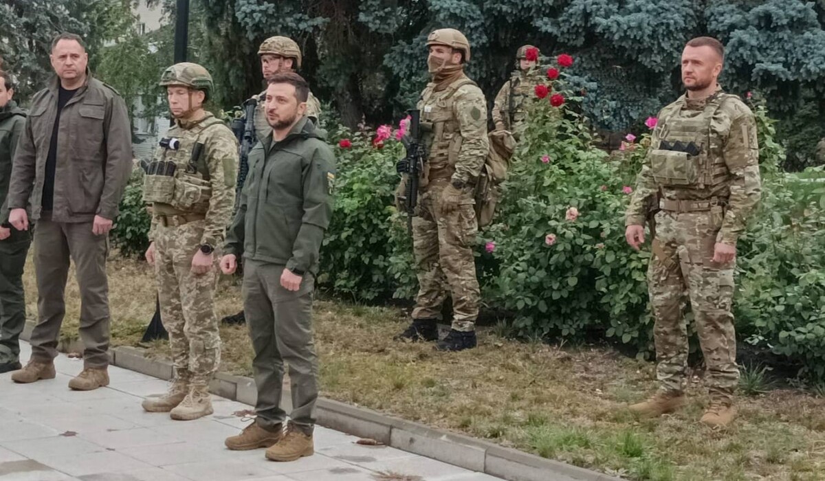 Над горсоветом взвился флаг: Зеленский прибыл в освобожденный Изюм фото