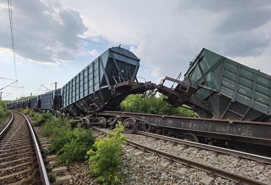 Экспорт украинского зерна - в Румынии сошел с рельсов поезд с агропродукцией - фото 1