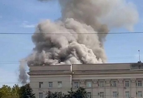 У Херсоні пролунав вибух: над адміністрацією видно дим, є загиблі (відео)