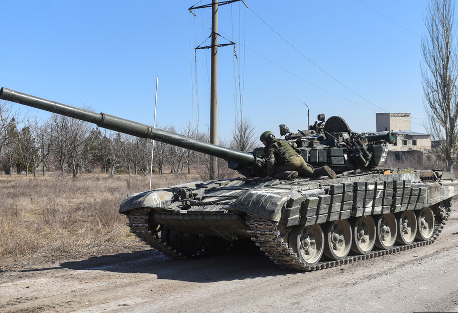 Оккупанты отправили танки на Донецкое направление - колонна выехала из Мариуполя - фото 1