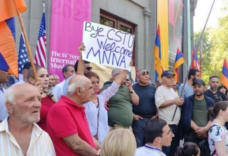 В столице Армении проходит митинг за выход из ОДКБ