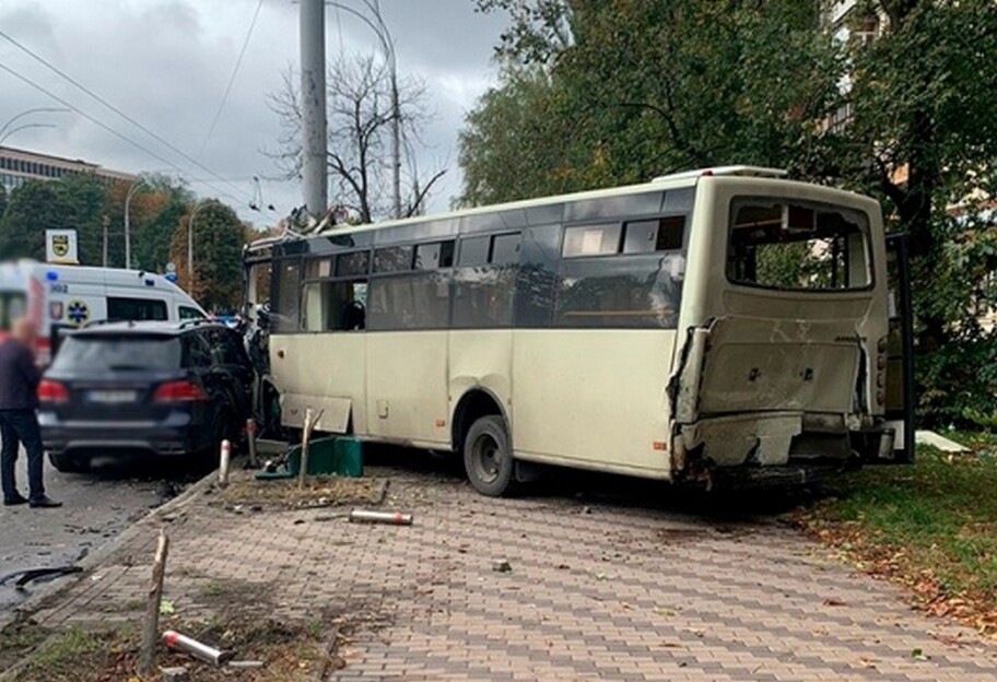 ДТП у Києві 19 вересня - постраждали 23 пасажири маршрутки - фото 1