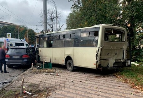 У Києві сталася ДТП за участю маршрутки: понад 20 постраждалих (фото)