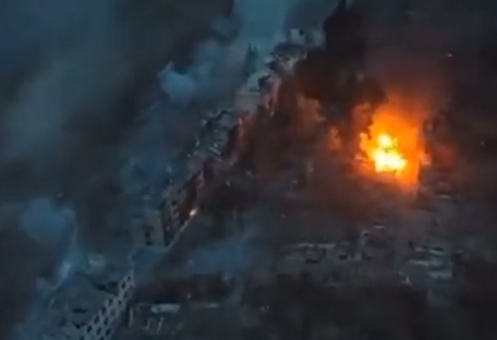Будинок за будинком: російська армія обстрілами стирає з обличчя землі ціле місто (відео)
