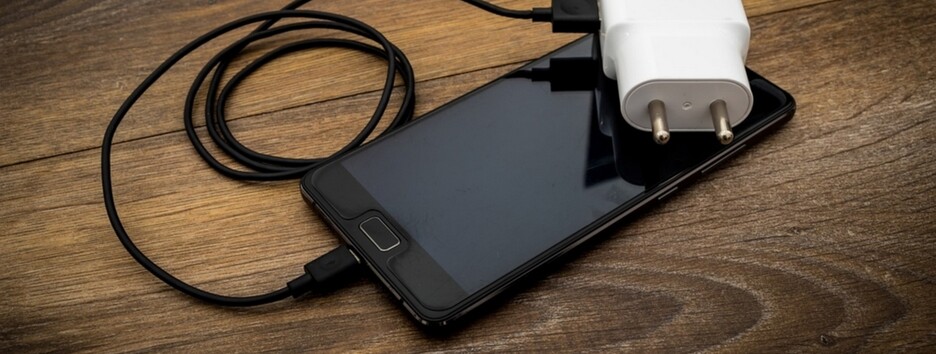 Такая зарядка вредит вашему смартфону: эксперты назвали распространенную ошибку