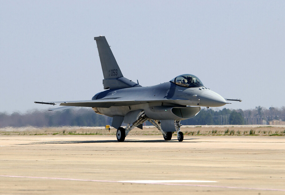 Военная помощь Украине - когда США могут отправить ВСУ самолеты F-16 - фото 1