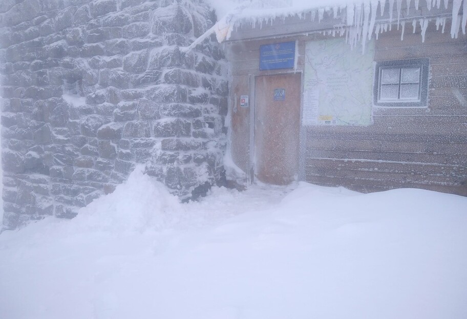 Снег в Карпатах 20 сентября - в горах заблудились туристы, фото-видео  - фото 1