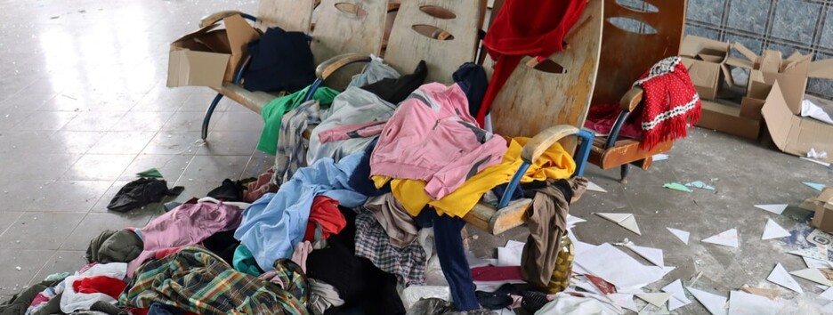 Разбросаны вещи, иконы и банки: каким был штаб россиян в Казачьей Лопани (фото)