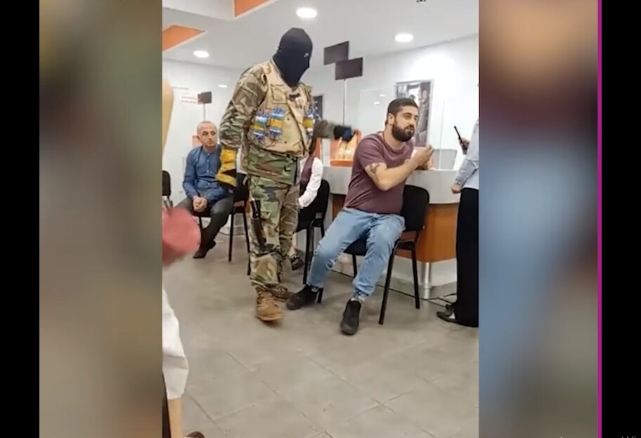 Захват заложников в Банке Грузии 20 сентября - налетчик требует деньги, вертолет и флаг России, видео - фото 1