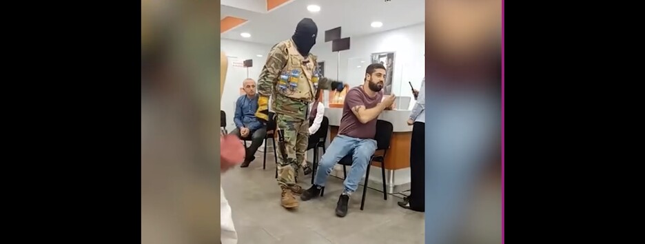 Угрожает взорвать себя и заложников: в Грузии налетчик выдвинул условия (видео)