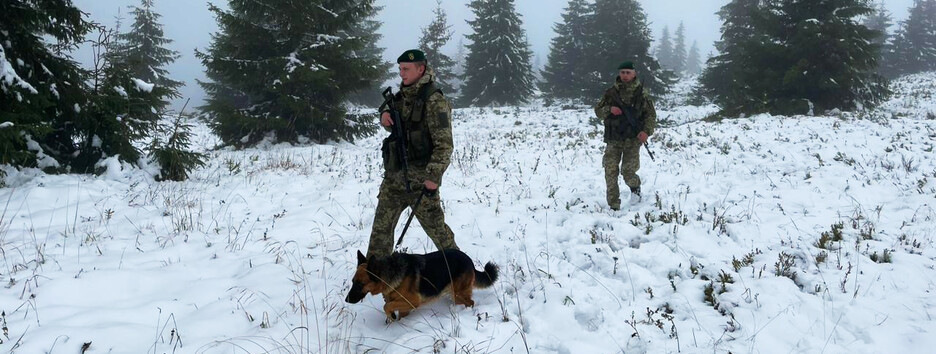 Прикордонники закликали чоловіків не тікати до Європи через Карпати – це небезпечно для здоров'я (фото)