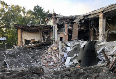 Девять ракет накрыли Запорожье: уничтожили отель, под руинами люди (видео)