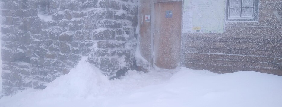 В Карпатах началась настоящая зима: 80 сантиметров снега и лавины (фото)