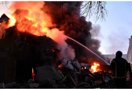 Нічний обстріл Миколаєва: окупанти влучили у житлові будинки та мережу водопроводу (фото)