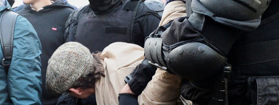 На вчерашних антивоенных протестах в рф задержано 800 человек, полиция применила дубинки
