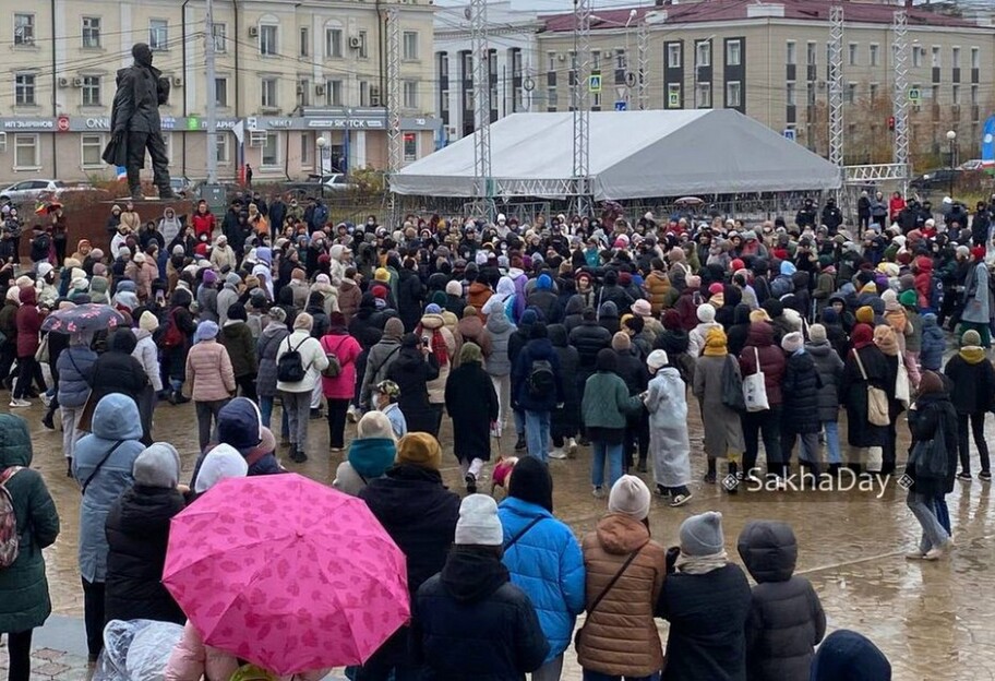 Мобилизация в РФ - в Якутске прошел женский антивоенный митинг в форме хоровода осуохай  - фото 1