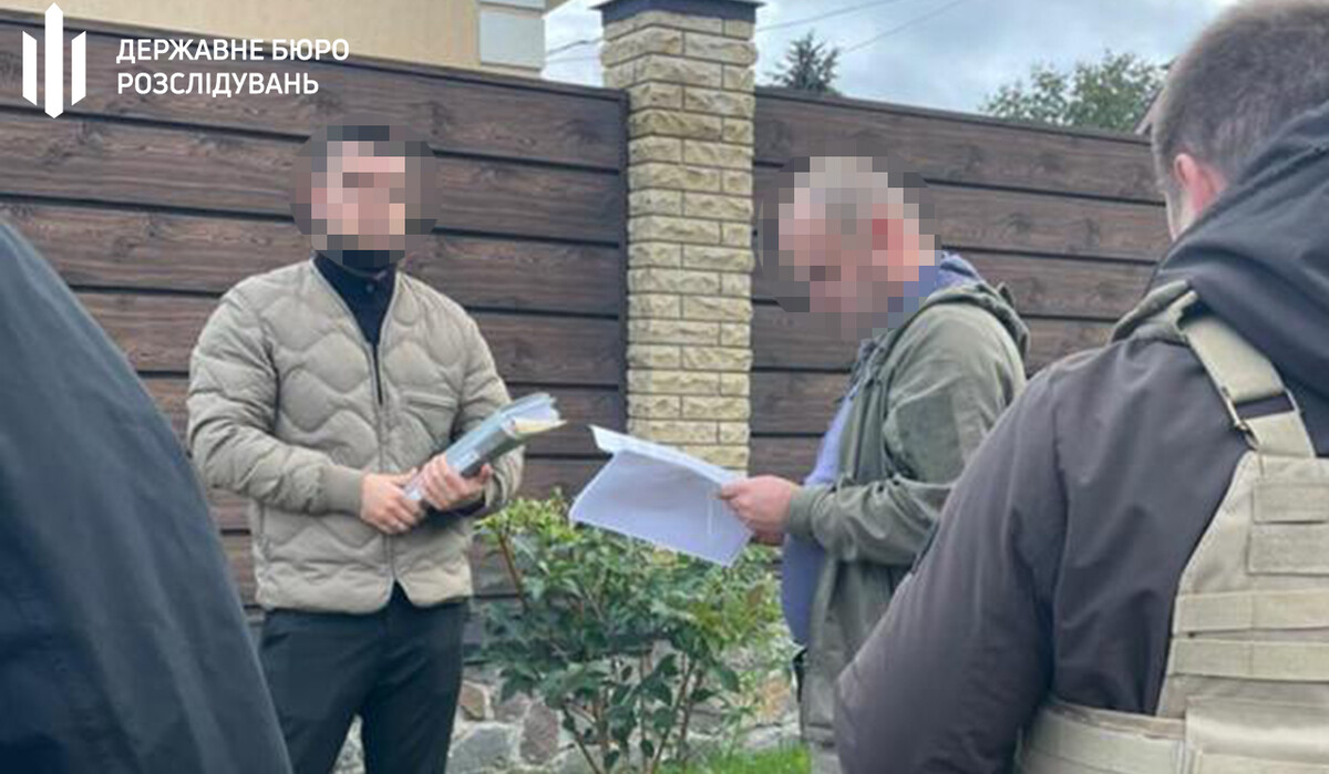 Митник брав хабарі за дешеве оформлення міжнародних посилок: ГБР повідомило його про підозру (фото) фото