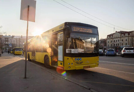 В Киеве возле транспортных остановок хотят установить защитные конструкции