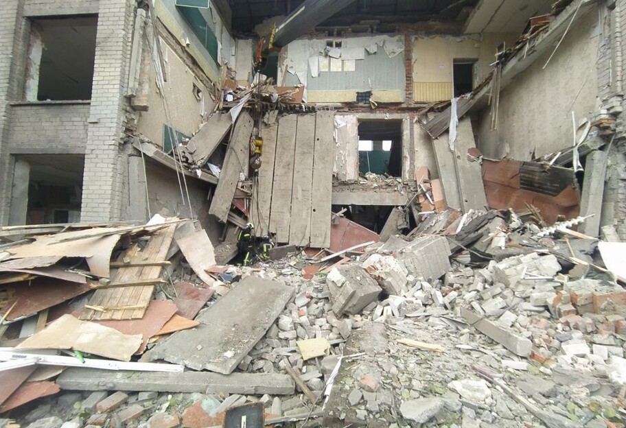 Обстрел школы в Николаевке - под завалами нашли тело убитой - фото 1