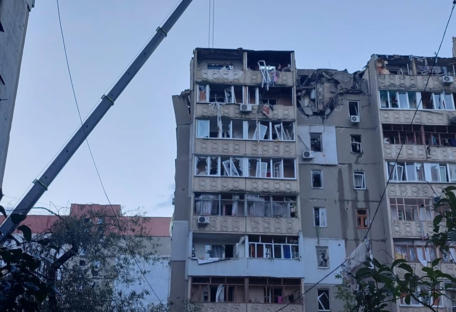 Оккупанты ударили по многоэтажке Николаева: опубликованы последствия удара (фото)