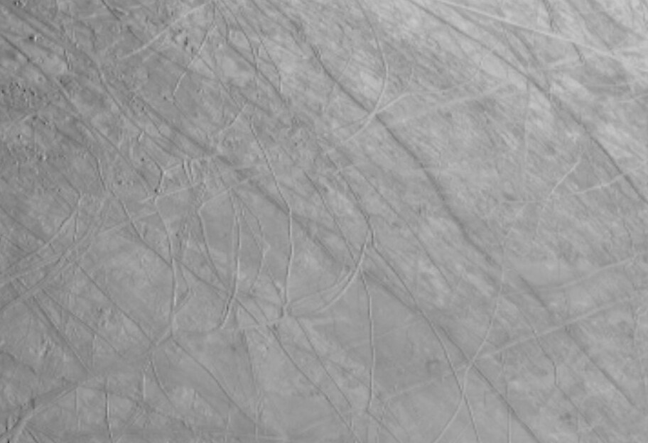 Знімок супутника Юпітера – зонд показав крижану поверхню Європи. - фото 1