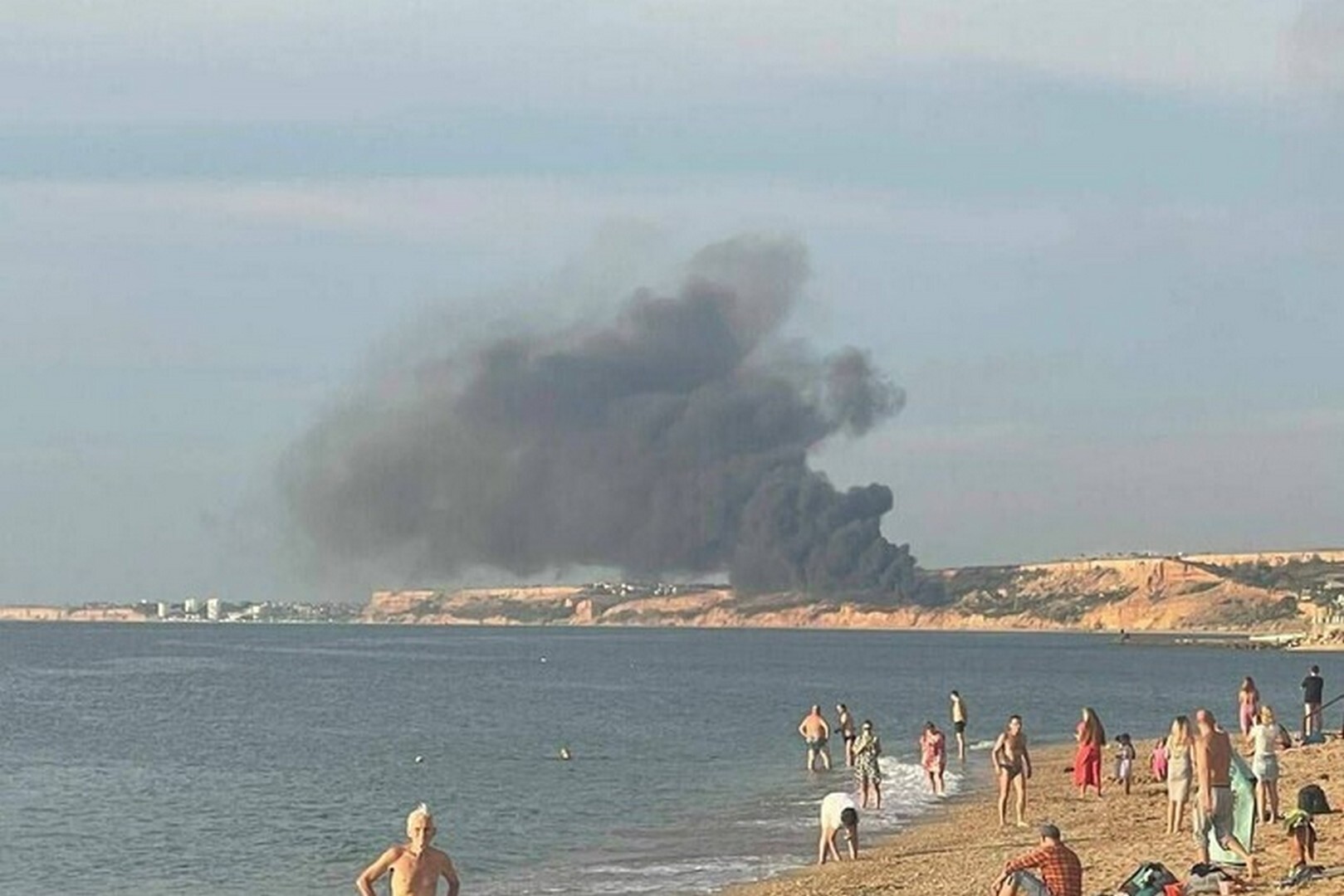 Чп крым. Взрывы в Крыму. Бельбек взрывы. Аэродром Бельбек взрыв. Новая земля пляж.