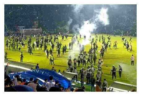 Более 170 болельщиков погибли на футбольном матче в Индонезии (Видео)