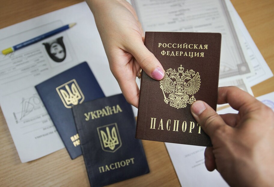 Примусова паспортизація рф - Подоляк відреагував на дії окупантів - фото 1