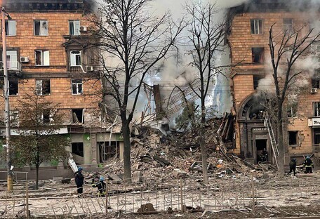 Оккупанты обстреляли ракетами Запорожье: под завалами многоэтажек находятся люди (фото)