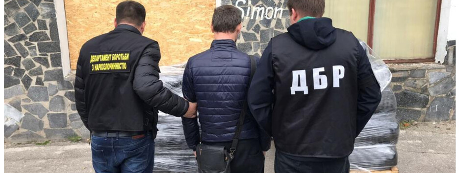 Виготовляли у промислових масштабах: у Харкові ДБР вилучило одну з найбільших партій наркотиків (фото, відео)