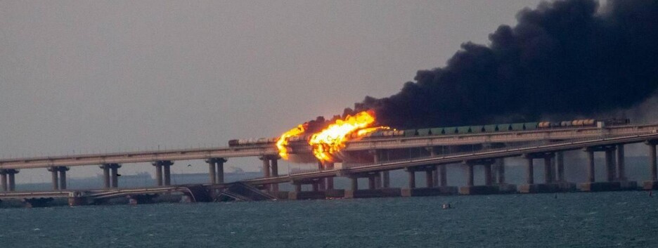 Взрыв на Крымском мосту: горят цистерны с топливом (видео)