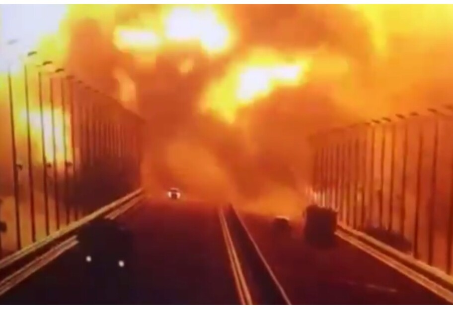Взрыв на Крымском мосту - обрушено два пролета дороги, видео - фото 1