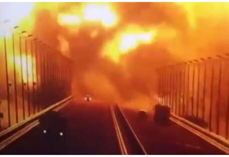 Обрушились два пролета: опубликовано видео взрыва Крымского моста