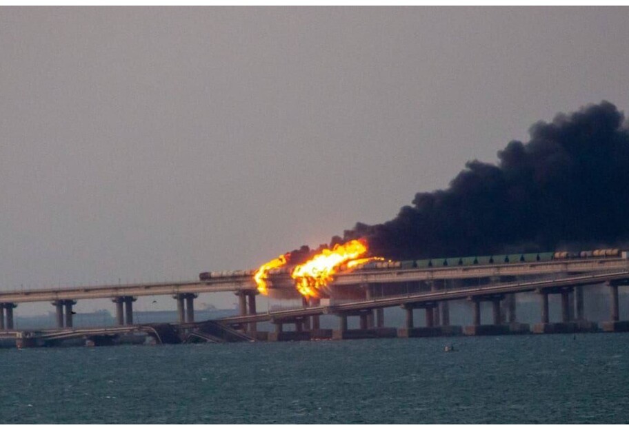Взрыв на Крымском мосту 8 октября - как загорелся мост, причины и версии - фото 1