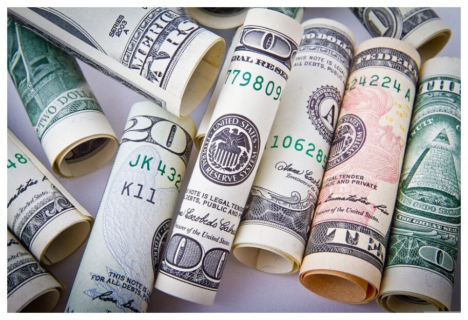 Население Украины скупает безналичный доллар из-за депозита - фото 1
