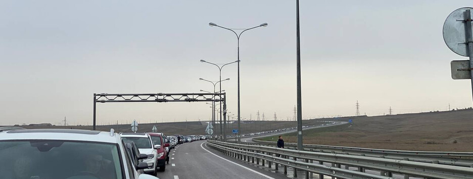 Со стороны Крыма на въезде на Керченский мост образовалась гигантская пробка (фото) 