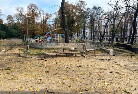 Российские оккупанты ударили по центру Киева, чтобы уничтожить детскую площадку: опубликованы фото