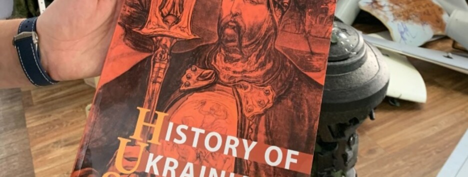 Сергей Притула отправил Илону Маску книгу по истории Украины (фото)