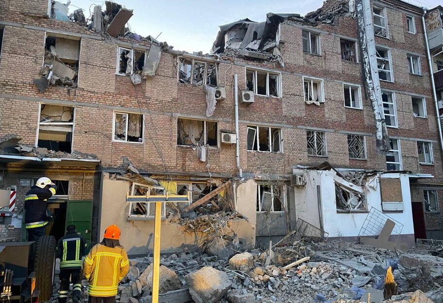 Обстріл Миколаєва 13 жовтня - з-під завалів врятували 11-річного хлопчика - відео - фото 1