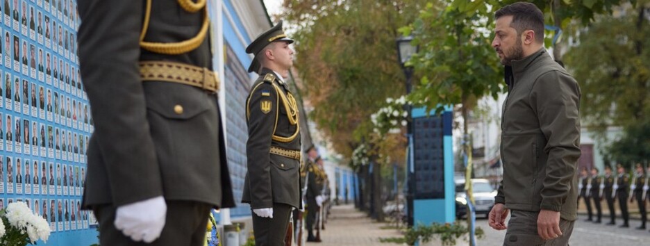 Президент Украины почтил память погибших воинов в День защитников и защитниц (фото) 