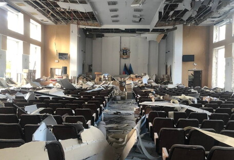 У Донецьку ракети потрапили по будівлі мерії: фото та відео руйнувань