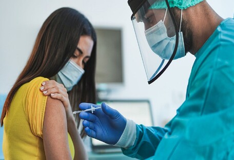 Відмовили у вакцинації: МОЗ розповів, що робити пацієнтові