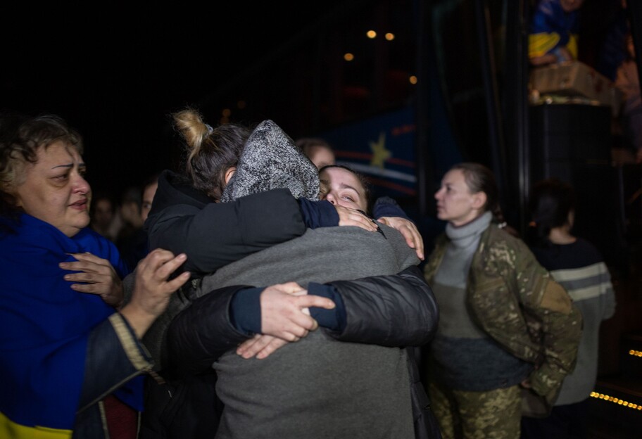 Освобождение 108 украинок из плена - президент Зеленский показал фото - фото 1