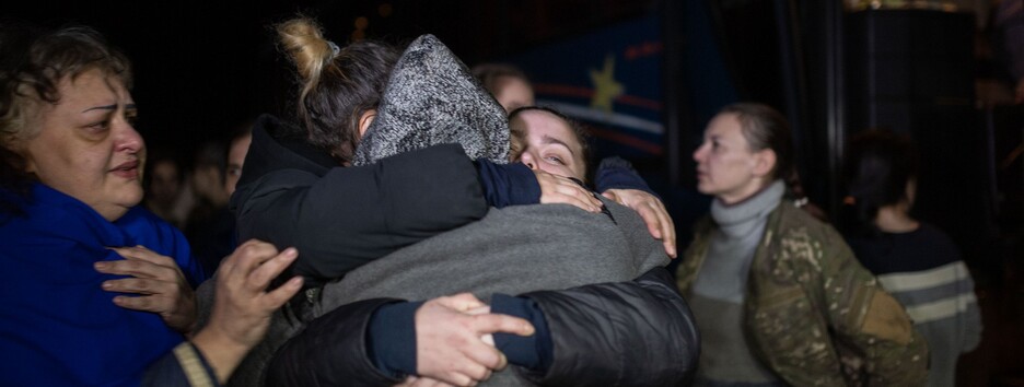 Освобождение 108 украинок из плена: президент Зеленский опубликовал трогательные фото