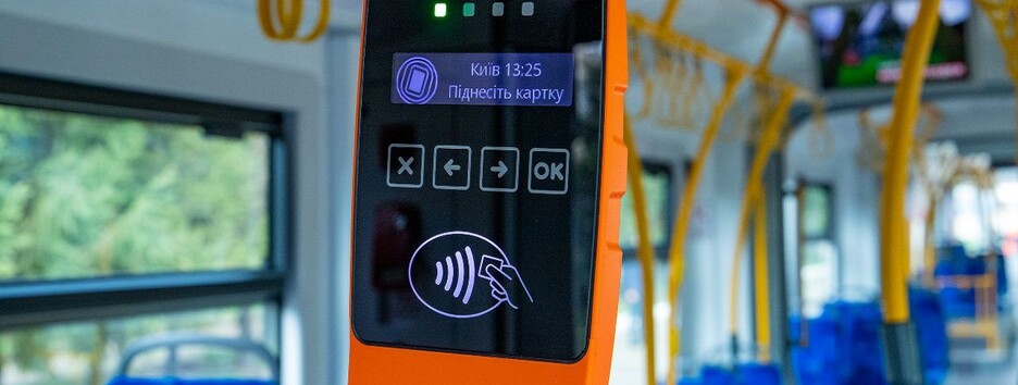 Теперь и банковские карточки: во всех автобусах Киева упростили оплату проезда