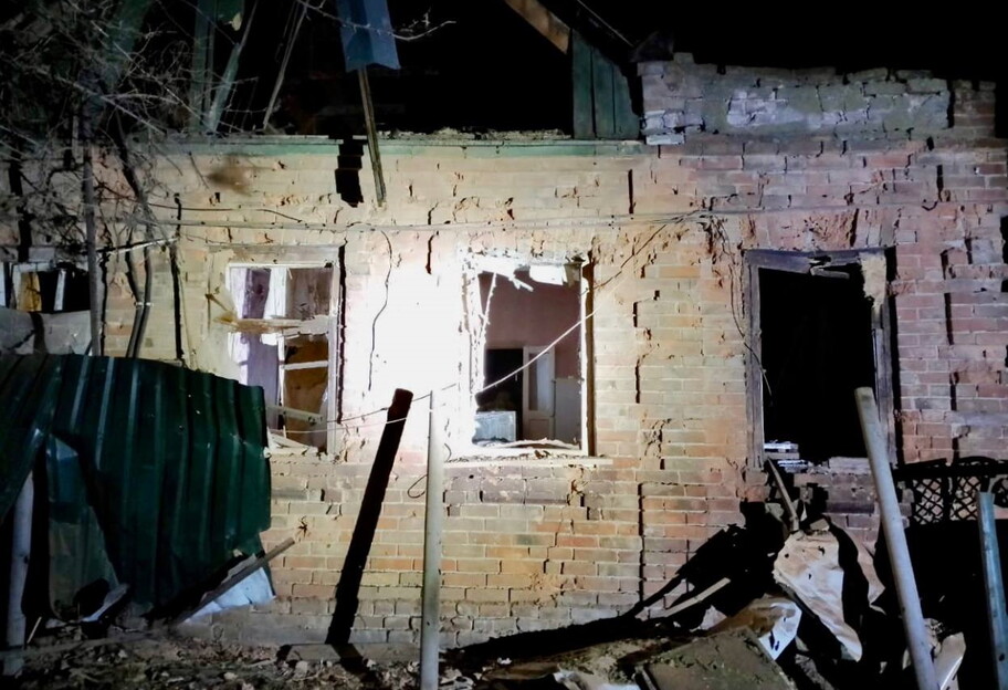 Удар по Днепропетровщине – россияне разрушили с РСЗО 20 домов в Никополе - фото 1