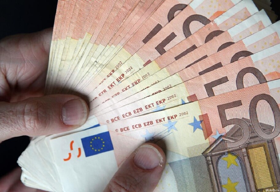 Фінансова допомога від ЄС - гроші витратять на пенсії та підтримку економіки країни - фото 1